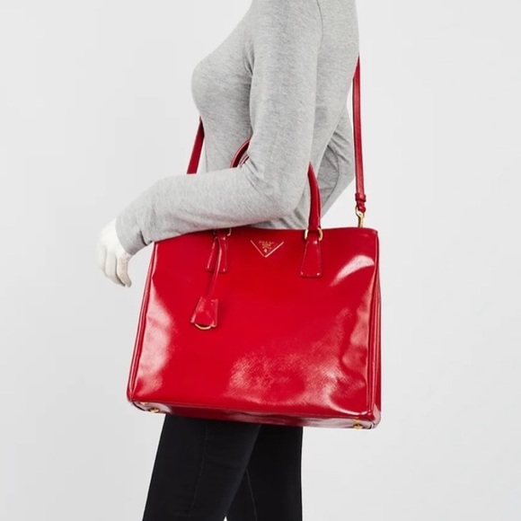🍒PRADA🍒 Gardener saffiano vernice rosso cherry red gold patent large tote bag - Picture 2 of 16